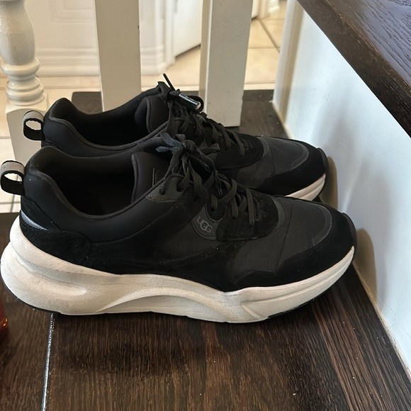 UGGs La Hills Black Partial Suede Sneaker🔥 - Picture 5 of 9